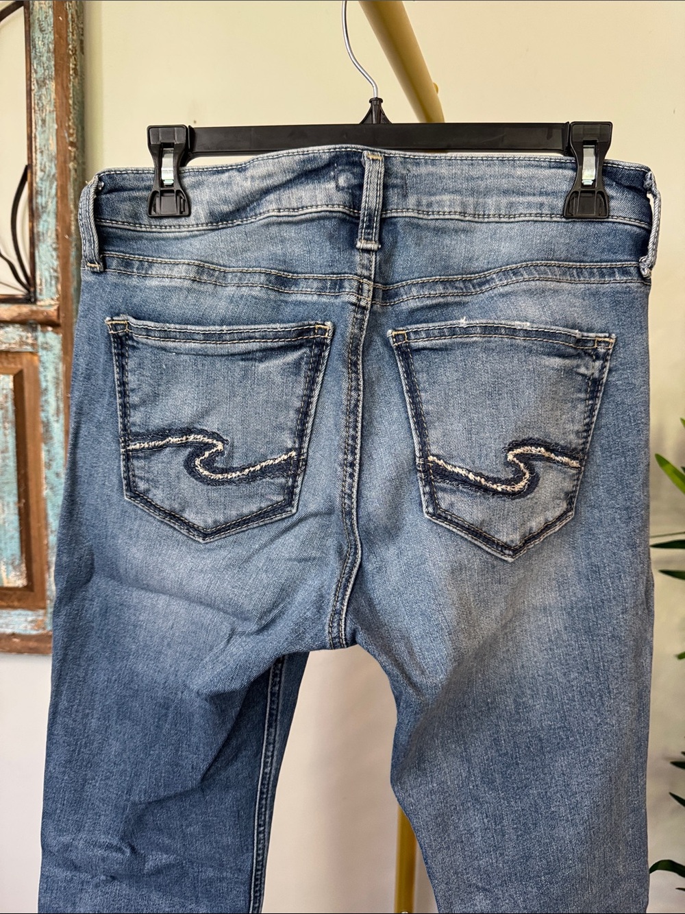 Silver Jeans Britt straight mid rise Light Wash Jeans Embroidered Back Pockets